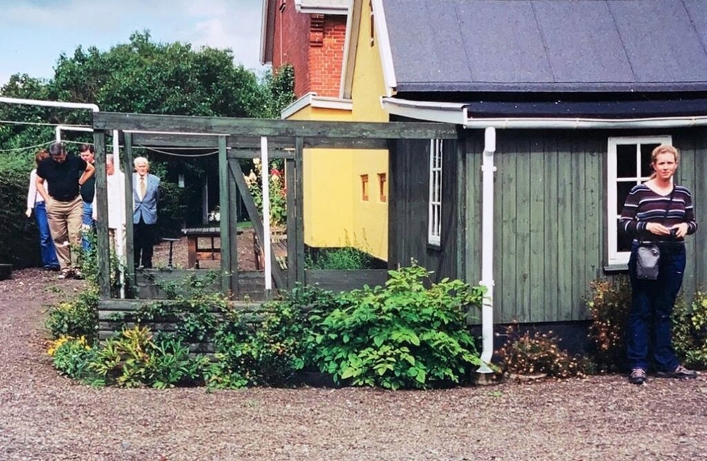 Ove Sprogøe og et hus i Tømmerup Stationsby - Dines Bogø